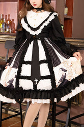 Schwarzes Gothic Lolita OP-Kleid mit Puppenkragen und langen Ärmeln, gerüschtem Hymnen-Print